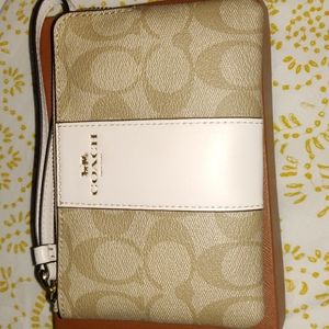 Corner Zip Wristlet in Signature Canvas
